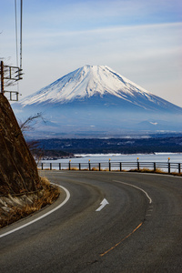 美丽的富士山冬季形成五个平静的湖泊。日本