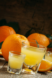 在大和小杯鲜橙汁
