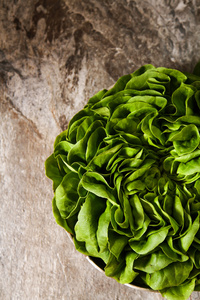 成熟有机绿色沙拉罗马在菜板上
