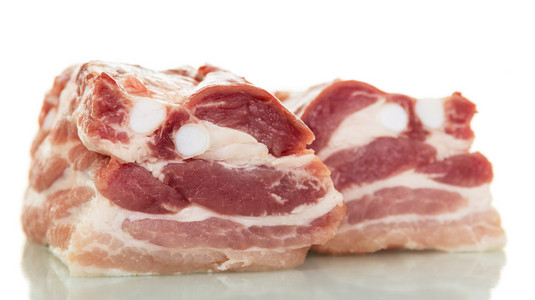 孤立在白色背景上的鲜猪肉肉块
