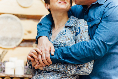 幸福的爱情成人夫妇手牵着手