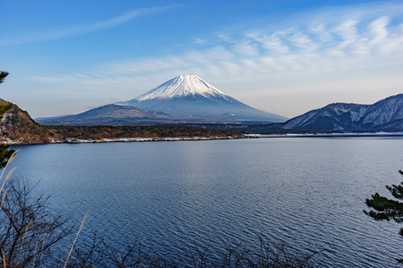 美丽的富士山冬季形成五个平静的湖泊。日本