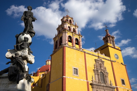 与雕像在前面在墨西哥殖民时期教堂