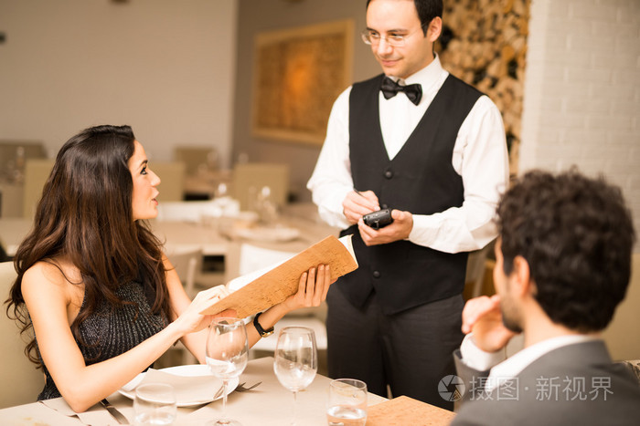 夫妇在餐厅点菜
