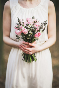 郁金香在新娘手中的花束