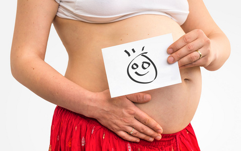 孕妇和彩绘的宝宝的肚子