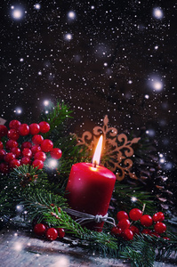 圣诞节或新的一年黑暗的构图，燃烧的红烛