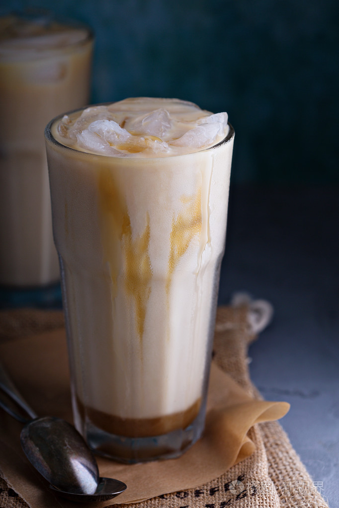 高脚玻璃杯中的牛奶冰的咖啡