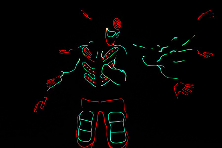 在黑暗的背景下，彩色显示的 led 套装的舞者