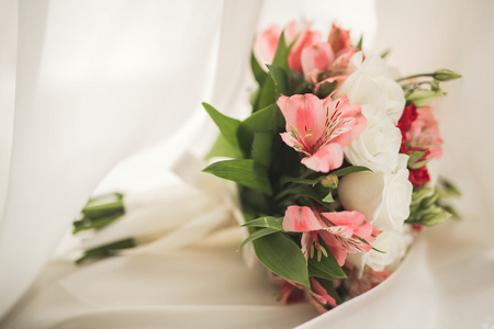 婚礼完美新娘捧花的不同颜色的花