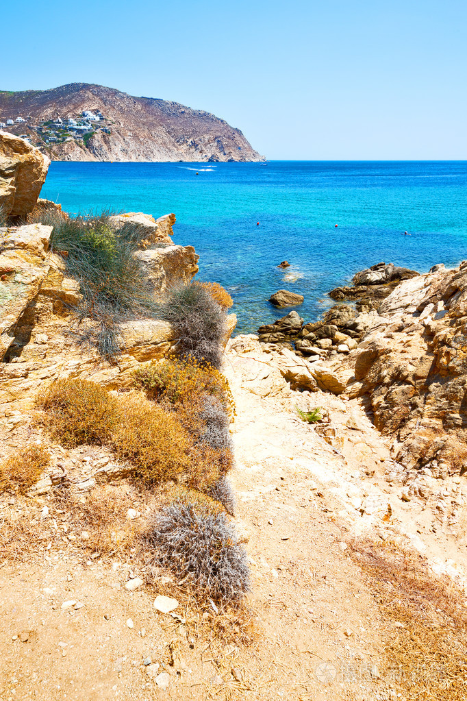 在希腊米克诺斯岛岩石海和海滩蓝色天空
