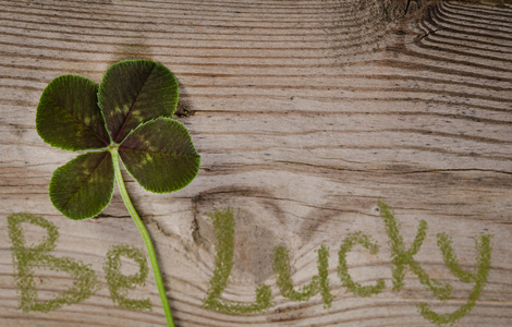 四片叶子的三叶草海报四片叶子的三叶草和文本上木制背景幸运照片