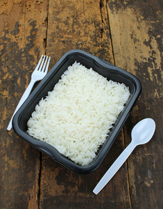 酸辣包菜煮熟的米饭在一个外卖饭盒的外卖照片