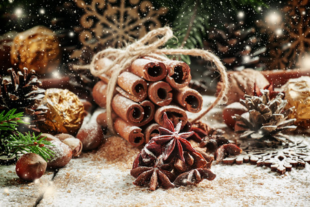 圣诞装饰用肉桂，冰，松果，云杉