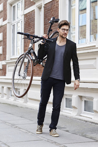 男子携带自行车
