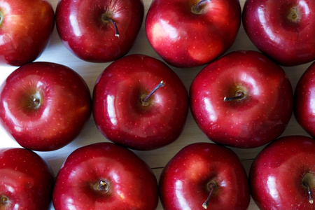 背景的红色美味熟透了的苹果