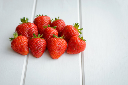 白色的桌上美味的草莓