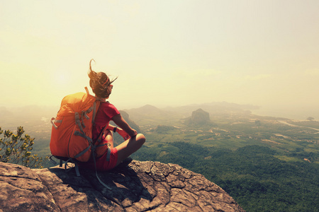 女人背包徒步旅行