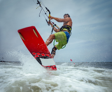 在日落时 Kitesurf 自由泳