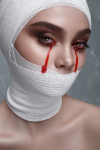 女性患者从眼睛滴血照片