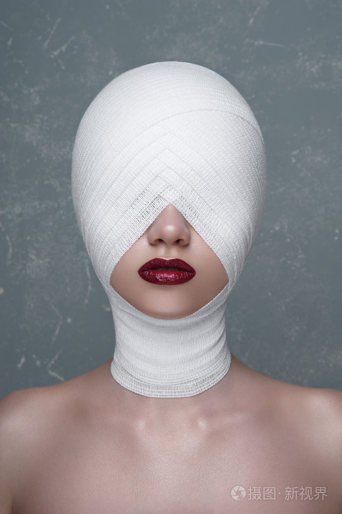 在她头上的白色绷带的美丽女孩