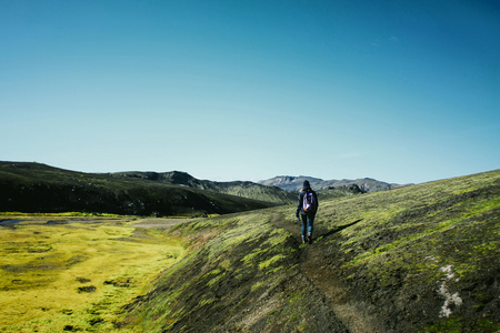 在 Landmannalaugar，在冰岛山风景徒步旅行