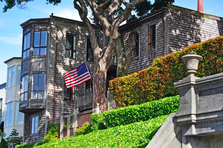 旧金山 一排五颜六色的爱德华和维多利亚时代的房子在一条经典的上坡路上