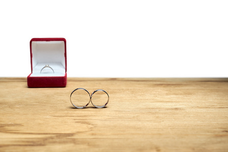 订婚戒指是在桌子上。后方的订婚戒指