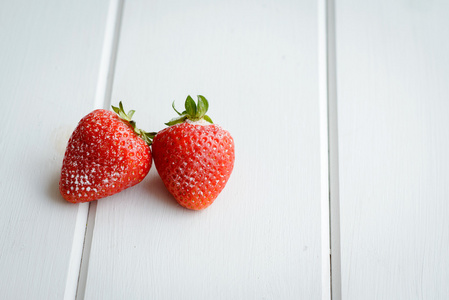 白色的桌上美味的草莓