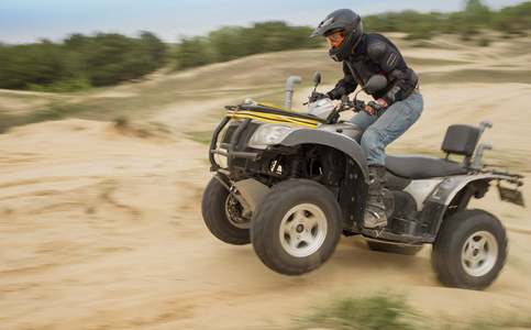 在沙赛车沙滩车照片