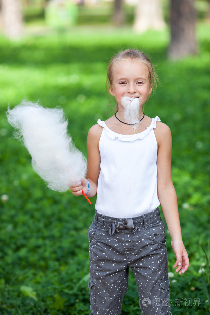 可爱的女孩与白色的棉花糖