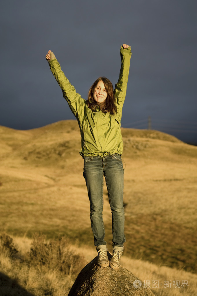 快乐的青少年女孩举起双手