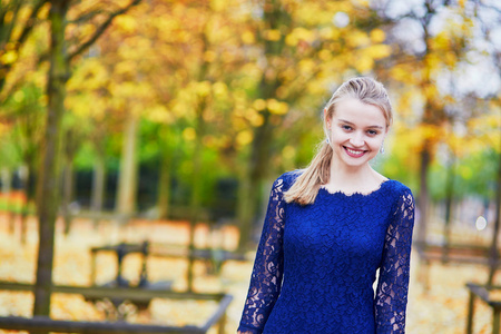 美丽的年轻女子，在一个秋日巴黎卢森堡花园