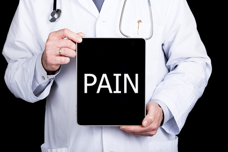 技术 互联网和网络中医学概念   医生抱着一台 tablet pc 与疼痛签署。互联网技术在医学