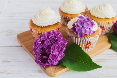 自制甜蛋糕奶油和花