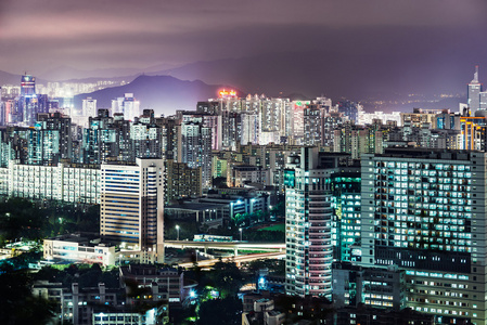 在夜晚的深圳市，中国的城市景观