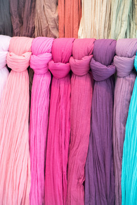 不同的颜色丝绸面料围巾