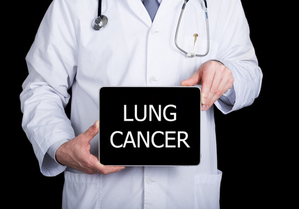 技术 互联网和网络中医学概念   医生抱着一台 tablet pc 与肺癌签署。互联网技术在医学