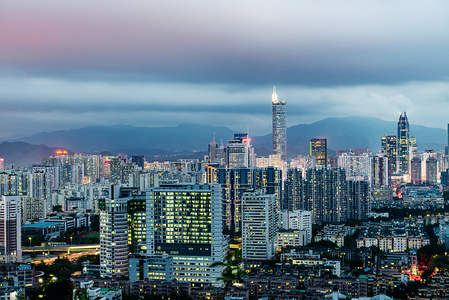 在夜晚的深圳市，中国的城市景观