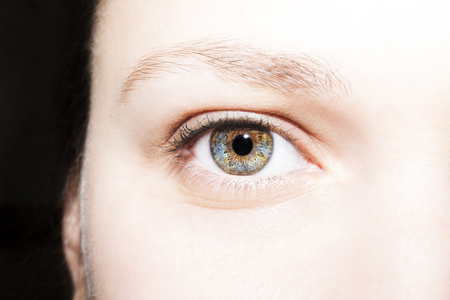 美丽有深刻的了解蓝绿色棕色女人的眼睛
