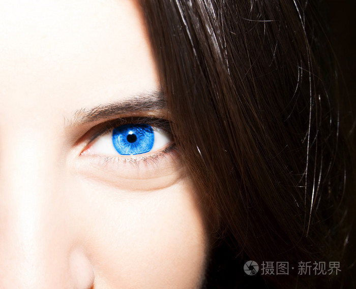 美丽有见地看妇女的蓝色眼睛