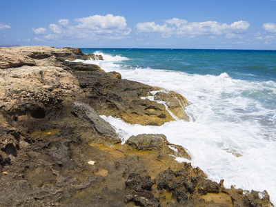大波浪对岩质海岸蓝色是大海和天空在克里特岛