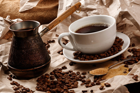 咖啡杯和土耳其咖啡 cezve