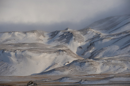山和多雪的冬季景观
