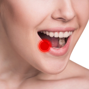 痛的女性的嘴唇上照片