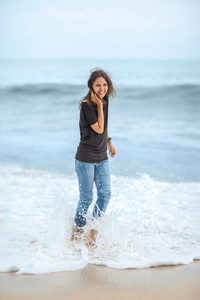 美丽的女人享受海浪