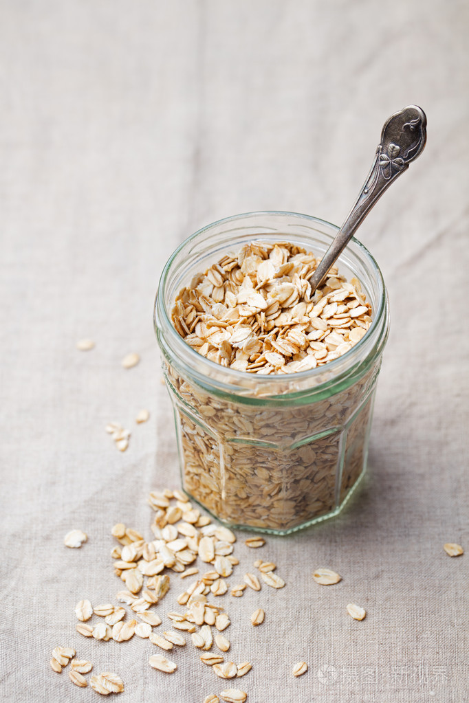 健康早餐一杯有机麦片 jar 灰色纺织背景
