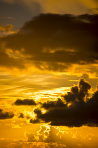 亮橙色的夕阳的天空在爱尔兰