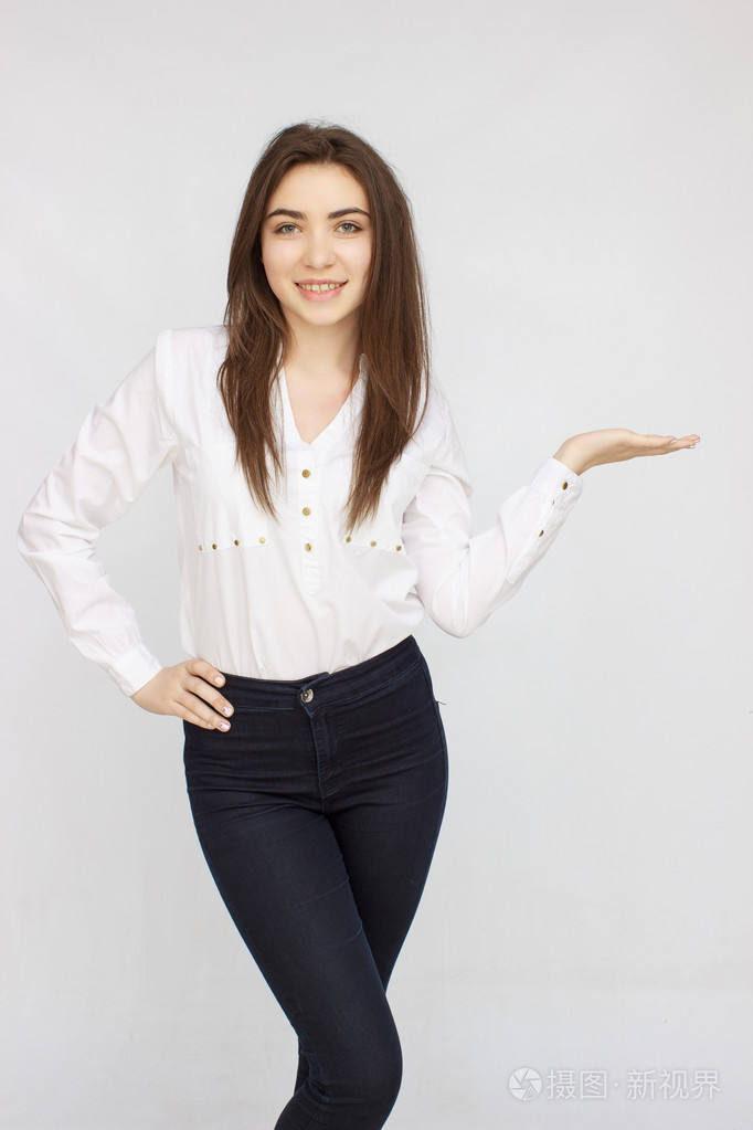 年轻漂亮的女人在镜头前摆姿势