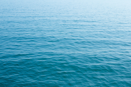 蓝色的大海水表面图片